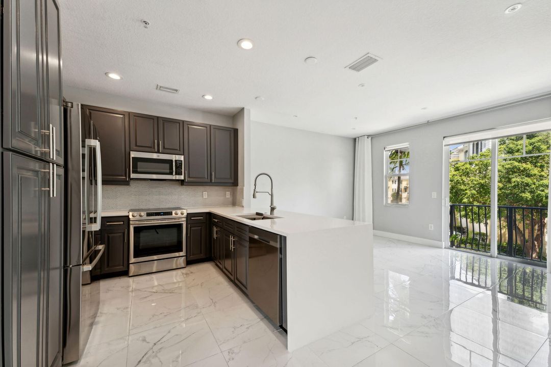 合同活跃: $645,000 (3 贝兹, 3 浴室, 2334 平方英尺)