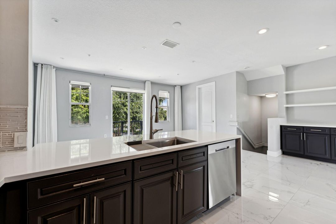 合同活跃: $645,000 (3 贝兹, 3 浴室, 2334 平方英尺)