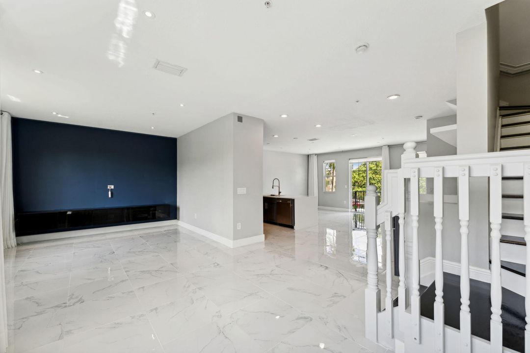 合同活跃: $645,000 (3 贝兹, 3 浴室, 2334 平方英尺)