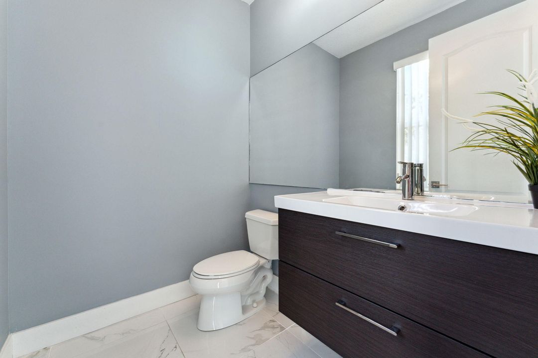 合同活跃: $645,000 (3 贝兹, 3 浴室, 2334 平方英尺)