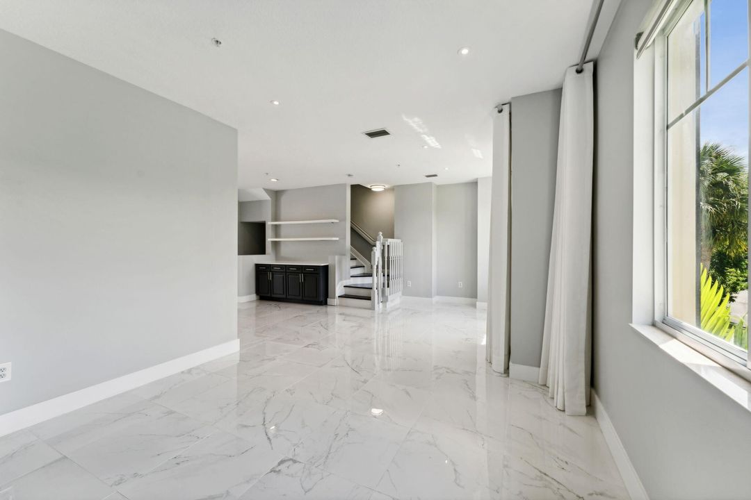 合同活跃: $645,000 (3 贝兹, 3 浴室, 2334 平方英尺)