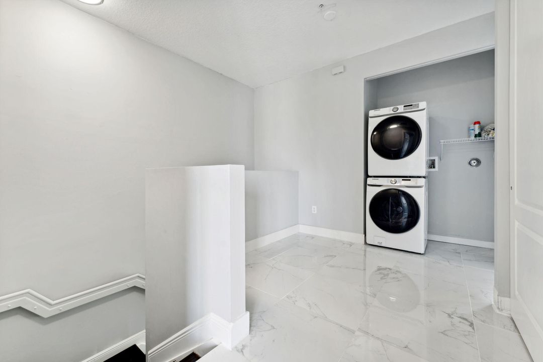 合同活跃: $645,000 (3 贝兹, 3 浴室, 2334 平方英尺)