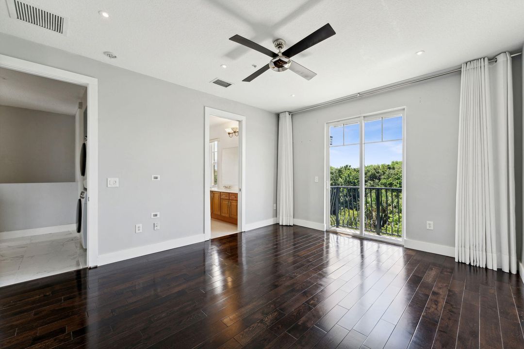 合同活跃: $645,000 (3 贝兹, 3 浴室, 2334 平方英尺)