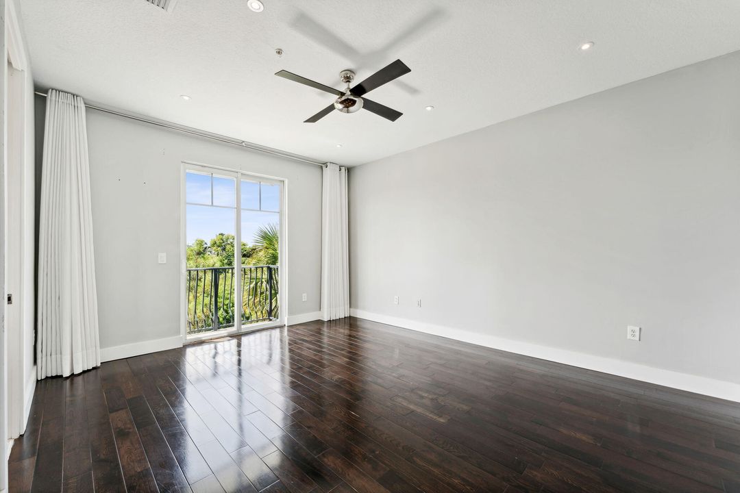 合同活跃: $645,000 (3 贝兹, 3 浴室, 2334 平方英尺)