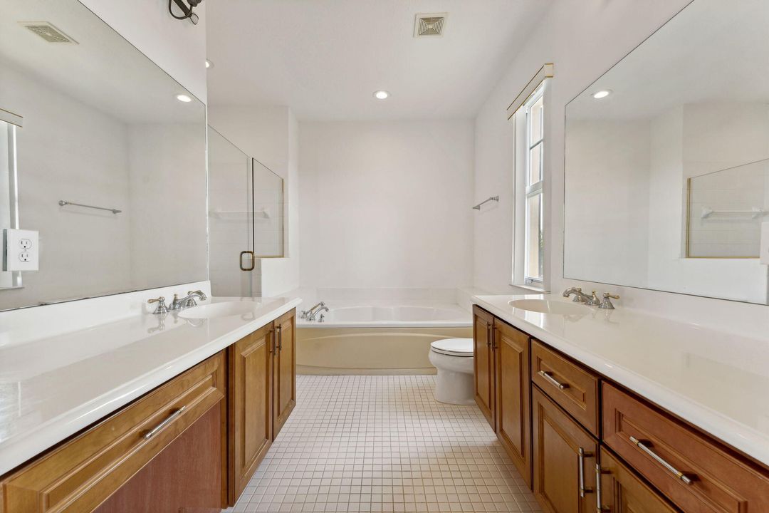 合同活跃: $645,000 (3 贝兹, 3 浴室, 2334 平方英尺)