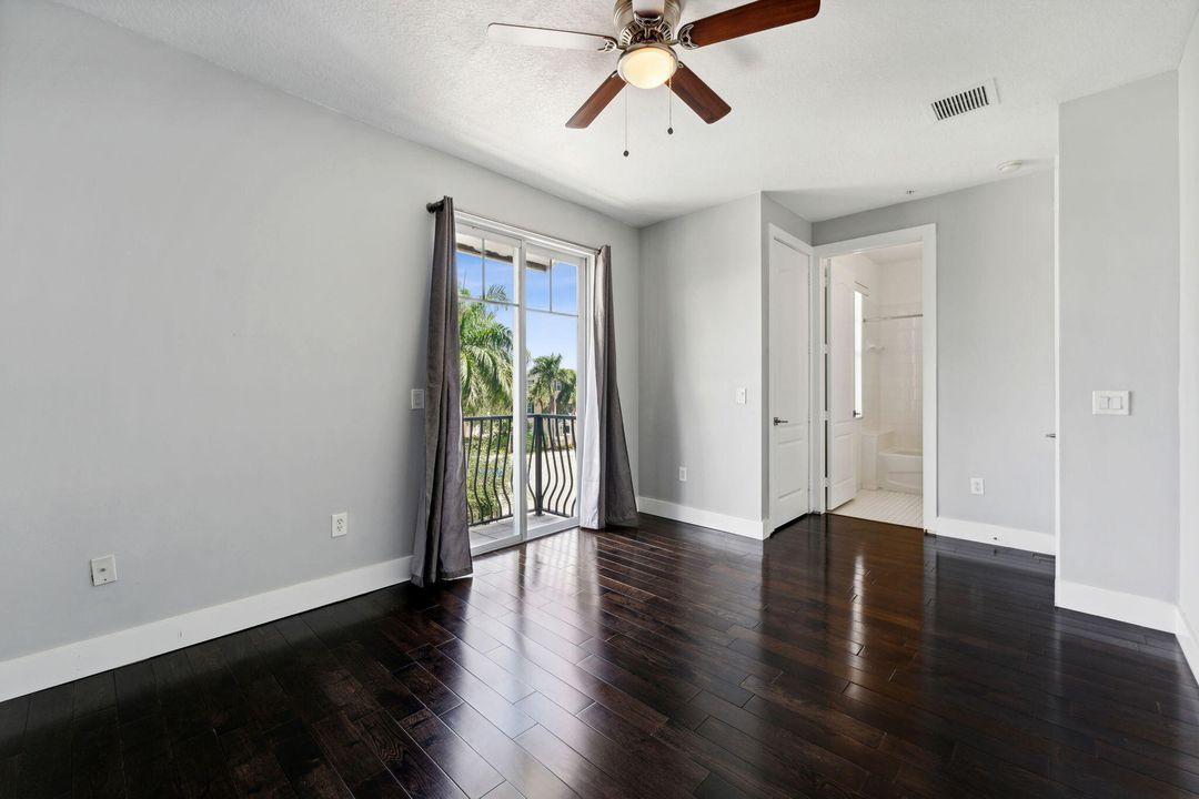 合同活跃: $645,000 (3 贝兹, 3 浴室, 2334 平方英尺)