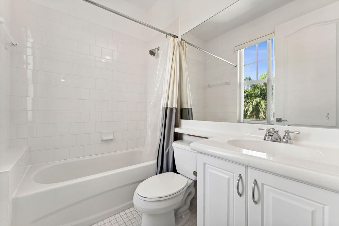 合同活跃: $645,000 (3 贝兹, 3 浴室, 2334 平方英尺)