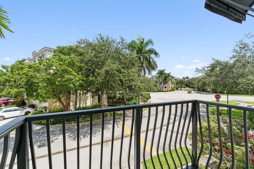 合同活跃: $645,000 (3 贝兹, 3 浴室, 2334 平方英尺)