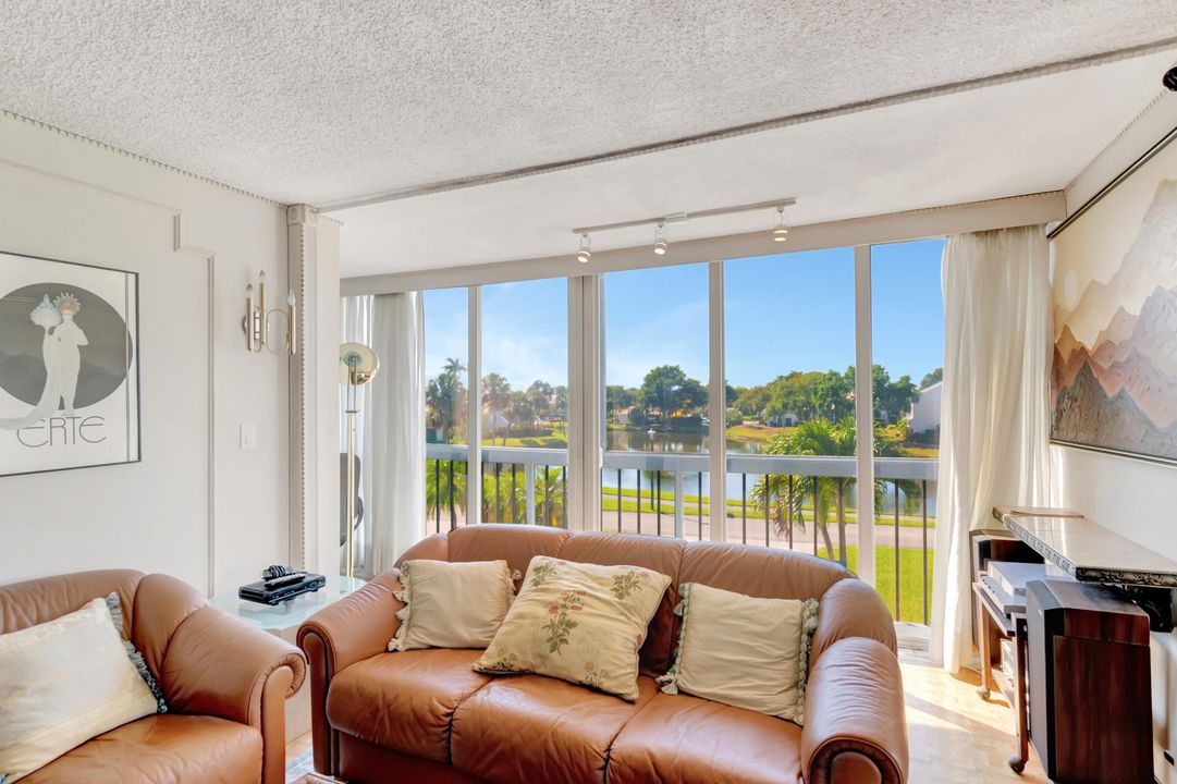 Под контрактом: $195,000 (2 спален, 2 ванн, 1255 Квадратных фут)