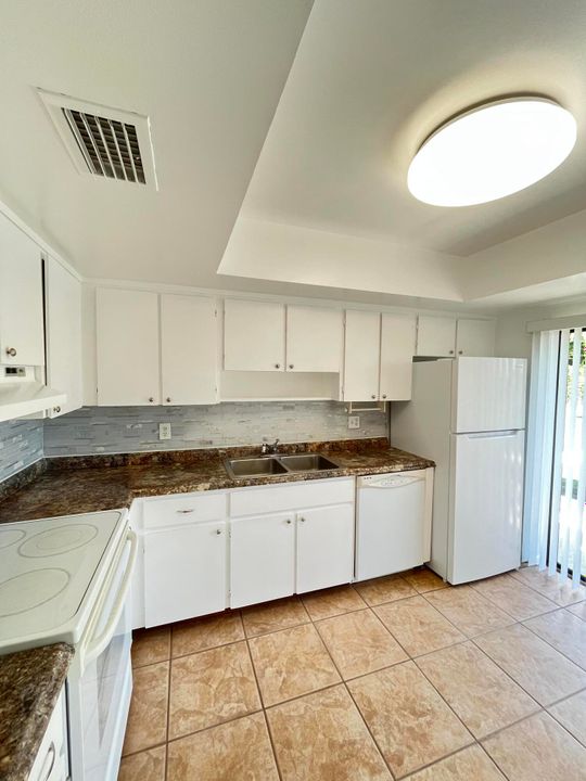 For Rent: $2,300 (2 beds, 2 baths, 1102 Square Feet)