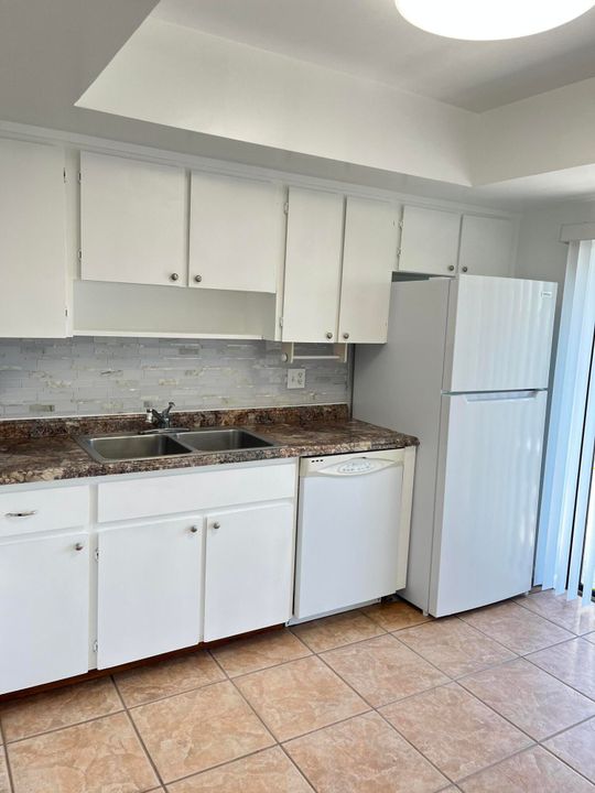 For Rent: $2,300 (2 beds, 2 baths, 1102 Square Feet)