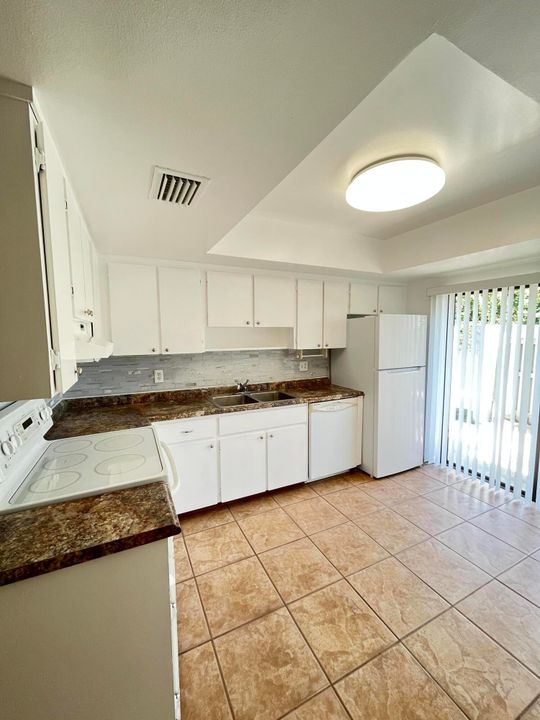 For Rent: $2,300 (2 beds, 2 baths, 1102 Square Feet)