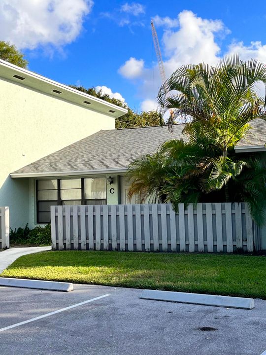 For Rent: $2,300 (2 beds, 2 baths, 1102 Square Feet)