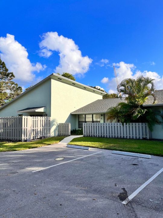 For Rent: $2,300 (2 beds, 2 baths, 1102 Square Feet)