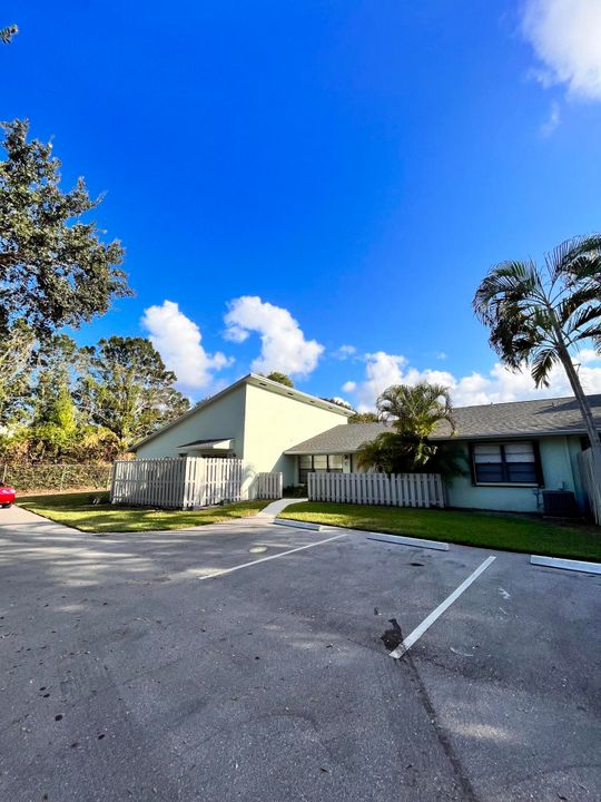 For Rent: $2,300 (2 beds, 2 baths, 1102 Square Feet)