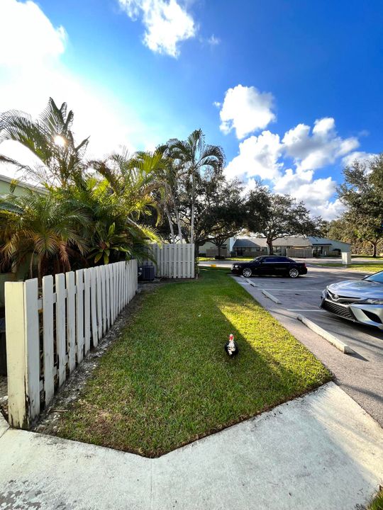 For Rent: $2,300 (2 beds, 2 baths, 1102 Square Feet)