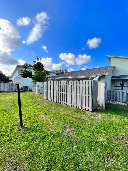 For Rent: $2,300 (2 beds, 2 baths, 1102 Square Feet)