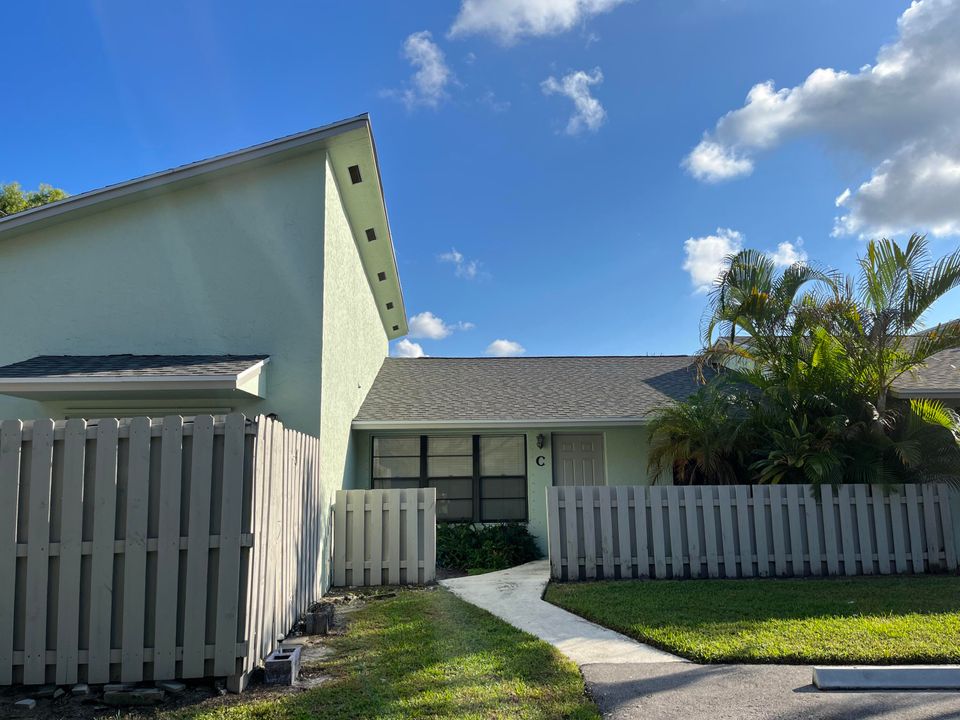 For Rent: $2,300 (2 beds, 2 baths, 1102 Square Feet)