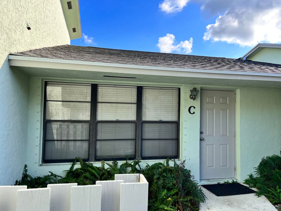 For Rent: $2,300 (2 beds, 2 baths, 1102 Square Feet)