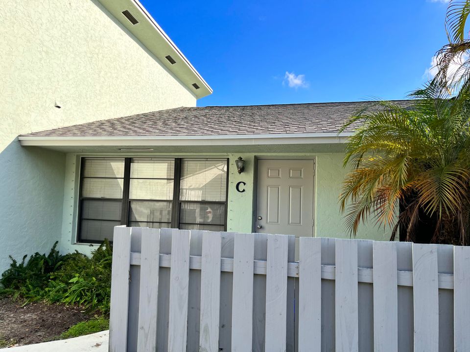 For Rent: $2,300 (2 beds, 2 baths, 1102 Square Feet)