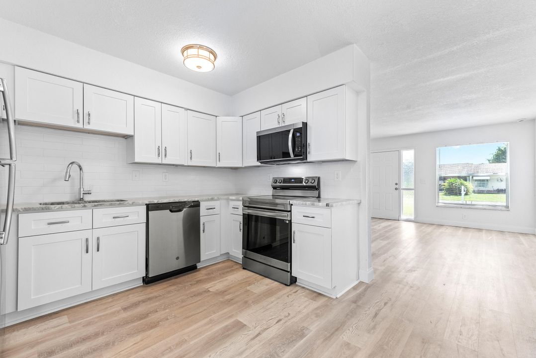 На продажу: $389,900 (2 спален, 1 ванн, 1013 Квадратных фут)