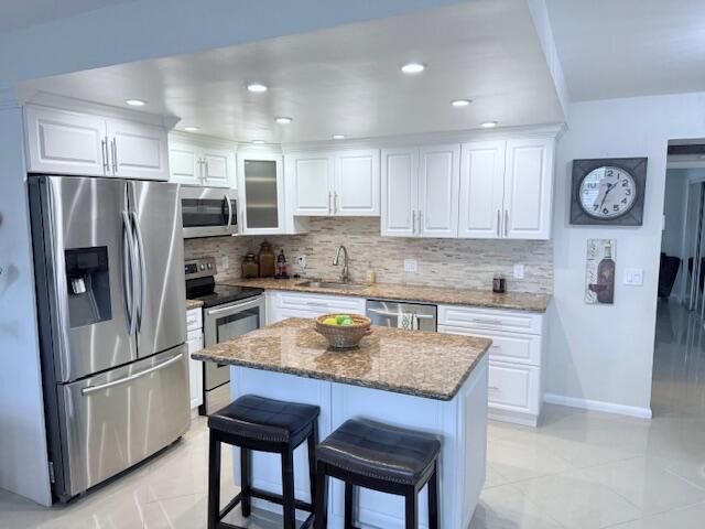 Active With Contract: $160,000 (1 beds, 1 baths, 700 Square Feet)