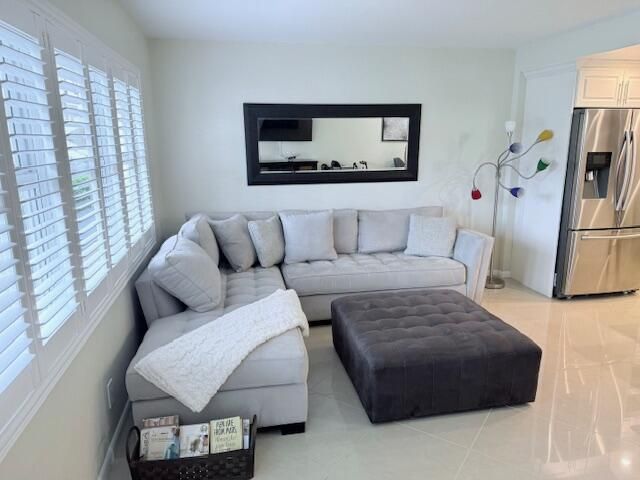 Active With Contract: $160,000 (1 beds, 1 baths, 700 Square Feet)