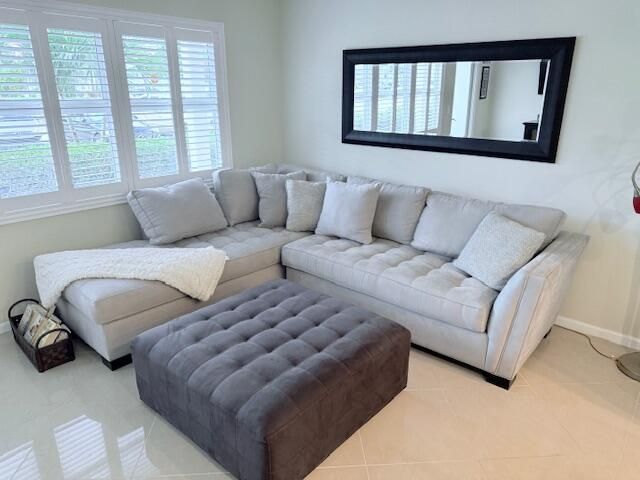 Active With Contract: $160,000 (1 beds, 1 baths, 700 Square Feet)