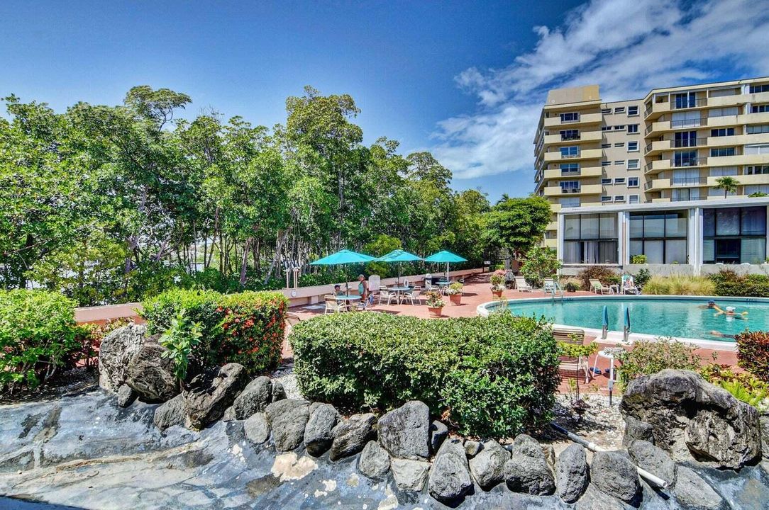 Active With Contract: $4,000 (2 beds, 2 baths, 1498 Square Feet)