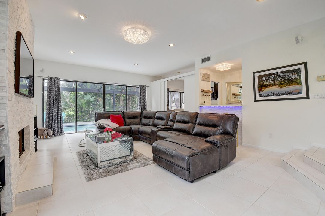 Active With Contract: $7,700 (3 beds, 3 baths, 2770 Square Feet)