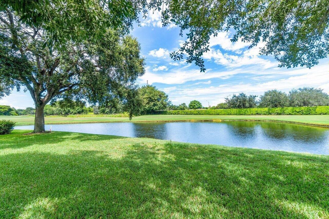 合同活跃: $899,000 (3 贝兹, 3 浴室, 2343 平方英尺)