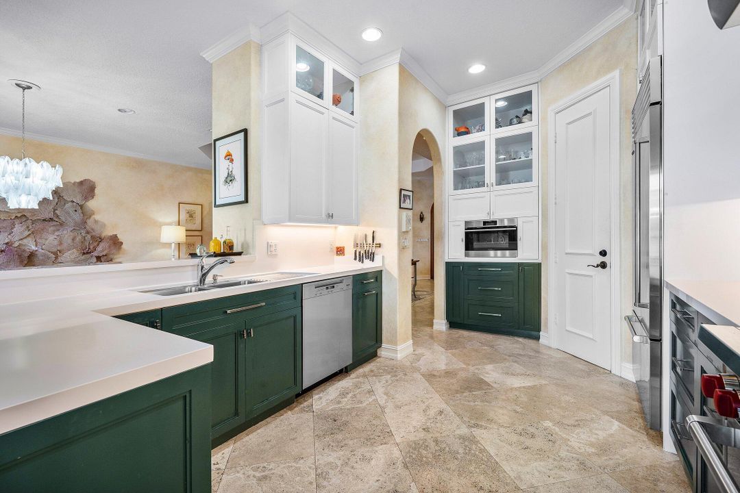 Под контрактом: $4,200,000 (4 спален, 3 ванн, 3166 Квадратных фут)