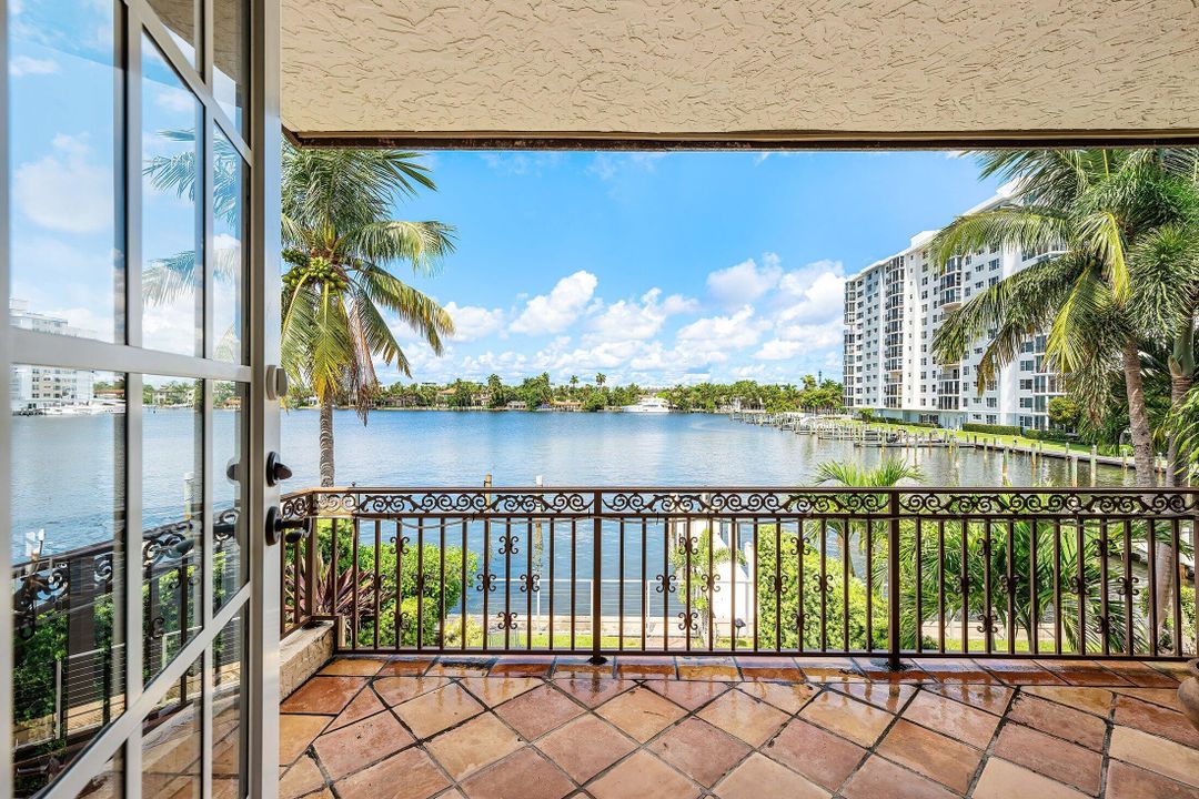 Под контрактом: $4,200,000 (4 спален, 3 ванн, 3166 Квадратных фут)