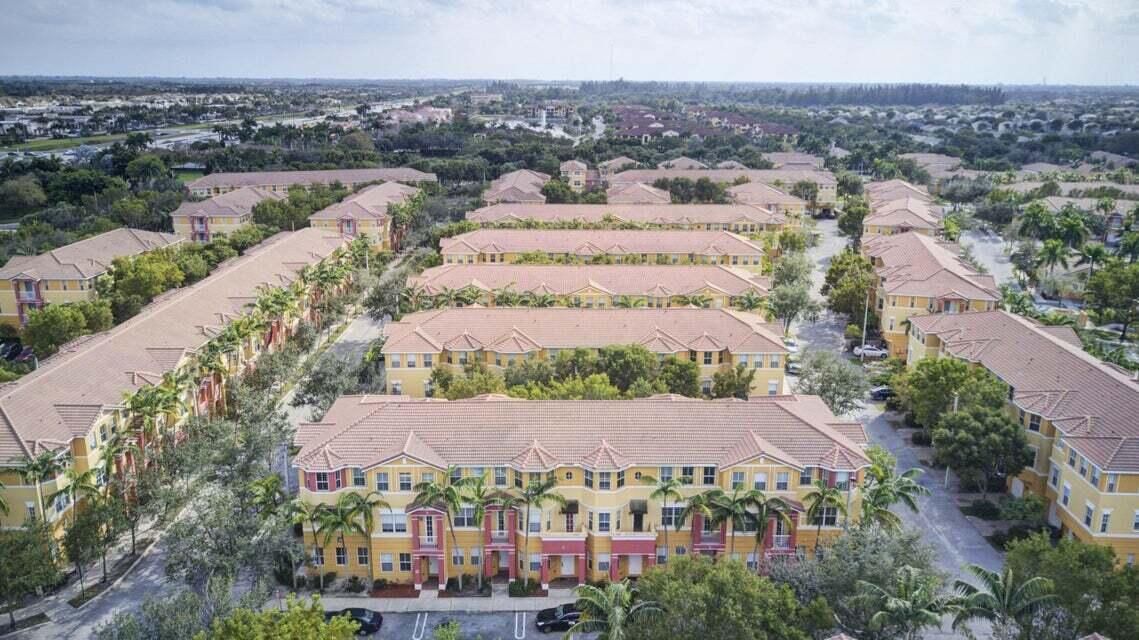 合同活跃: $2,400 (3 贝兹, 3 浴室, 1815 平方英尺)