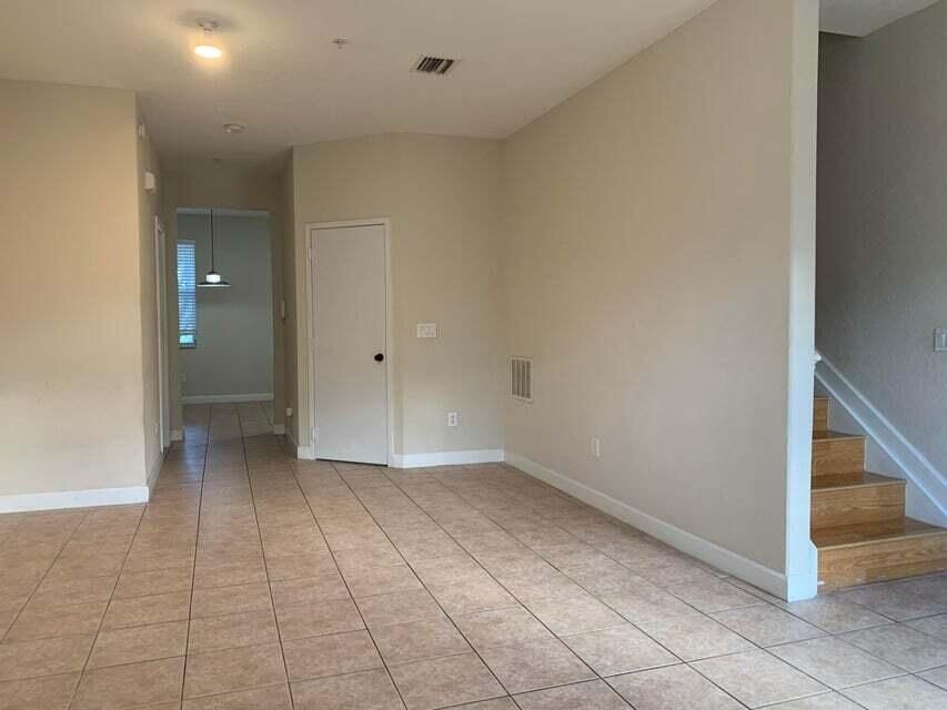 合同活跃: $2,400 (3 贝兹, 3 浴室, 1815 平方英尺)