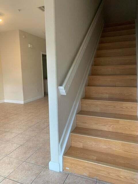 合同活跃: $2,400 (3 贝兹, 3 浴室, 1815 平方英尺)