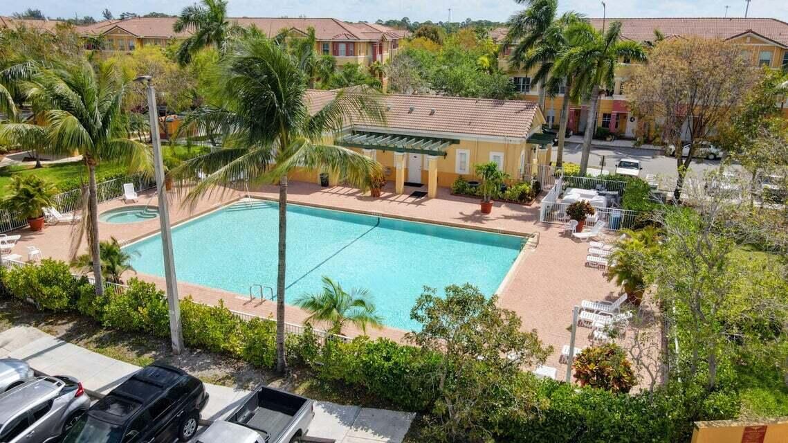 合同活跃: $2,400 (3 贝兹, 3 浴室, 1815 平方英尺)