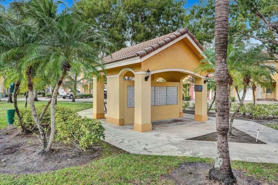 合同活跃: $2,400 (3 贝兹, 3 浴室, 1815 平方英尺)