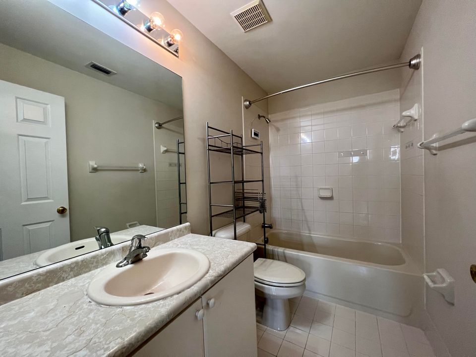 合同活跃: $2,400 (3 贝兹, 3 浴室, 1815 平方英尺)