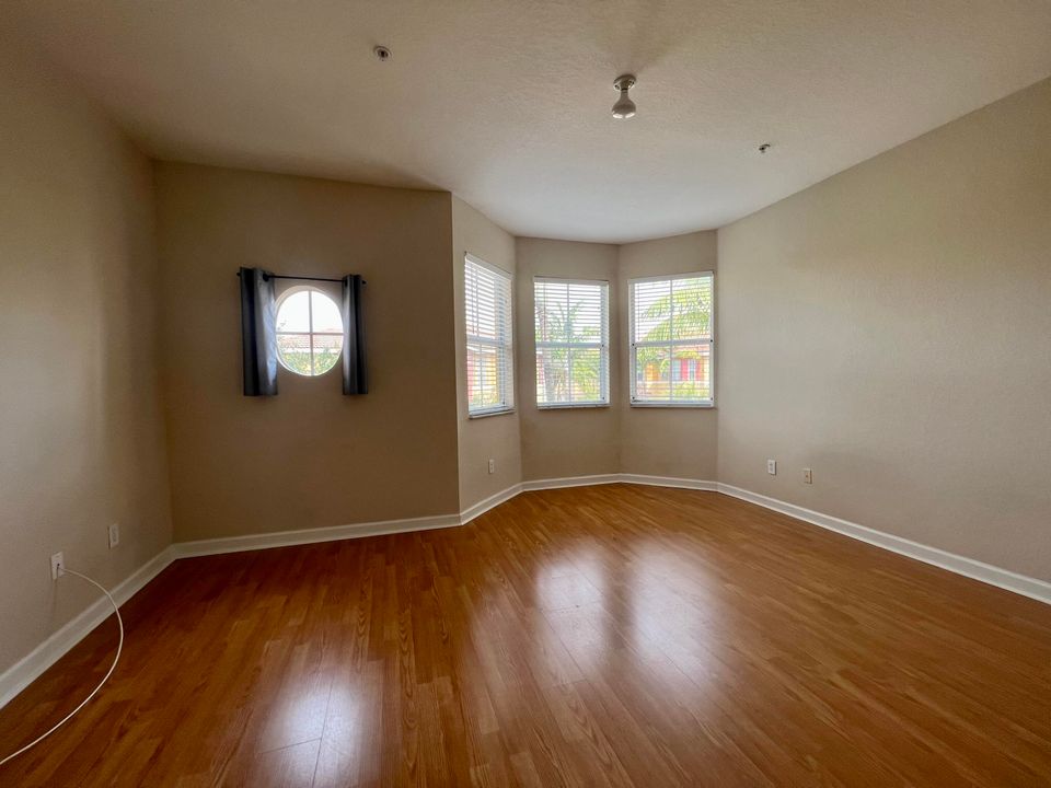 合同活跃: $2,400 (3 贝兹, 3 浴室, 1815 平方英尺)