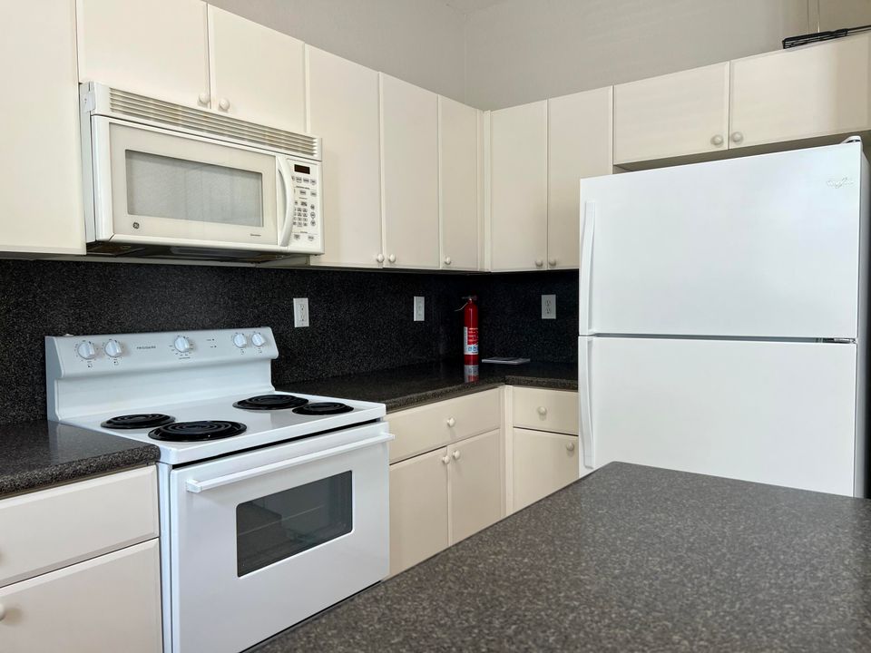 合同活跃: $2,400 (3 贝兹, 3 浴室, 1815 平方英尺)