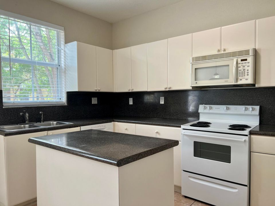 合同活跃: $2,400 (3 贝兹, 3 浴室, 1815 平方英尺)