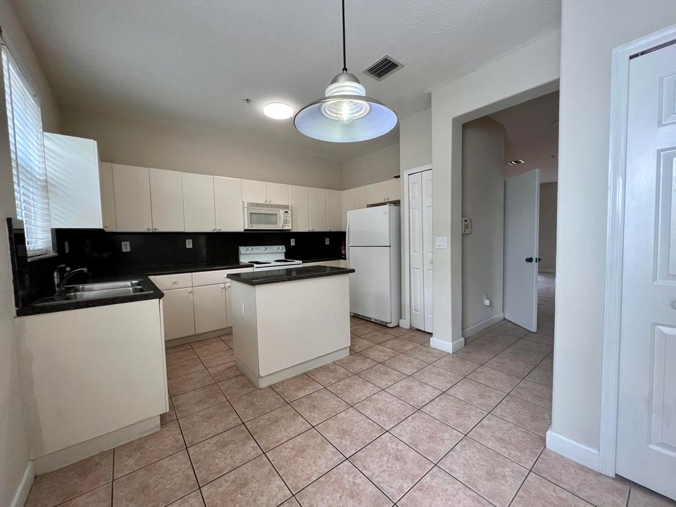 合同活跃: $2,400 (3 贝兹, 3 浴室, 1815 平方英尺)