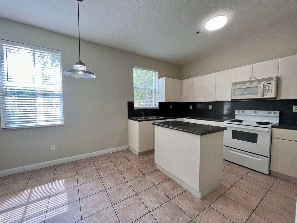 合同活跃: $2,400 (3 贝兹, 3 浴室, 1815 平方英尺)