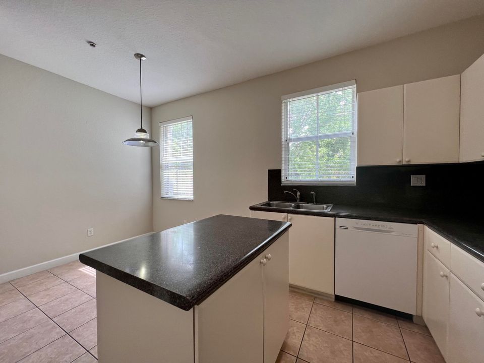 合同活跃: $2,400 (3 贝兹, 3 浴室, 1815 平方英尺)