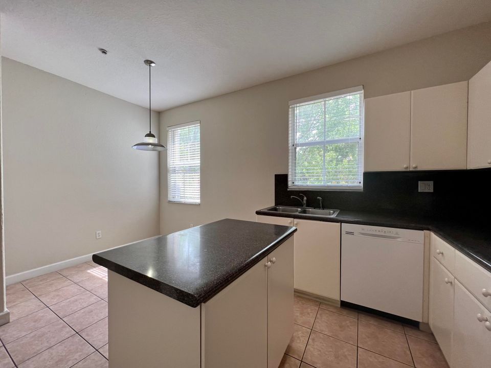 合同活跃: $2,400 (3 贝兹, 3 浴室, 1815 平方英尺)