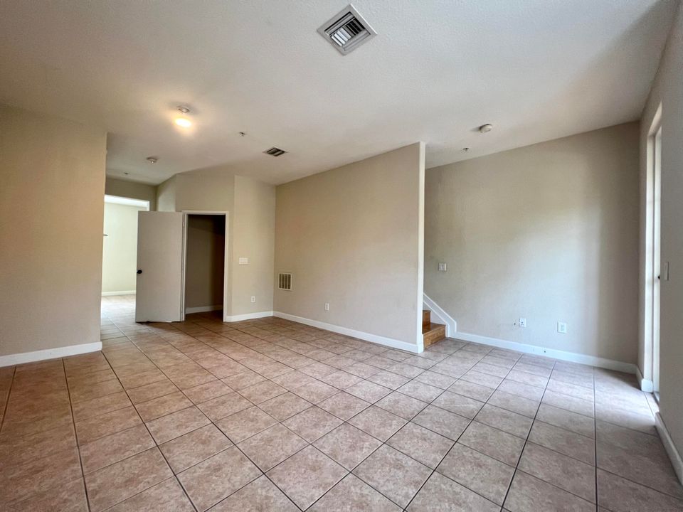 合同活跃: $2,400 (3 贝兹, 3 浴室, 1815 平方英尺)