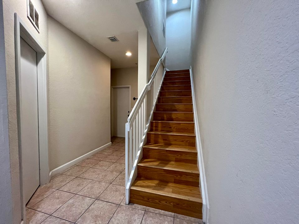 合同活跃: $2,400 (3 贝兹, 3 浴室, 1815 平方英尺)