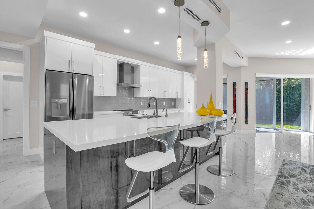 合同活跃: $299,000 (3 贝兹, 2 浴室, 1807 平方英尺)