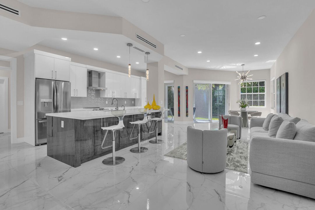 合同活跃: $299,000 (3 贝兹, 2 浴室, 1807 平方英尺)